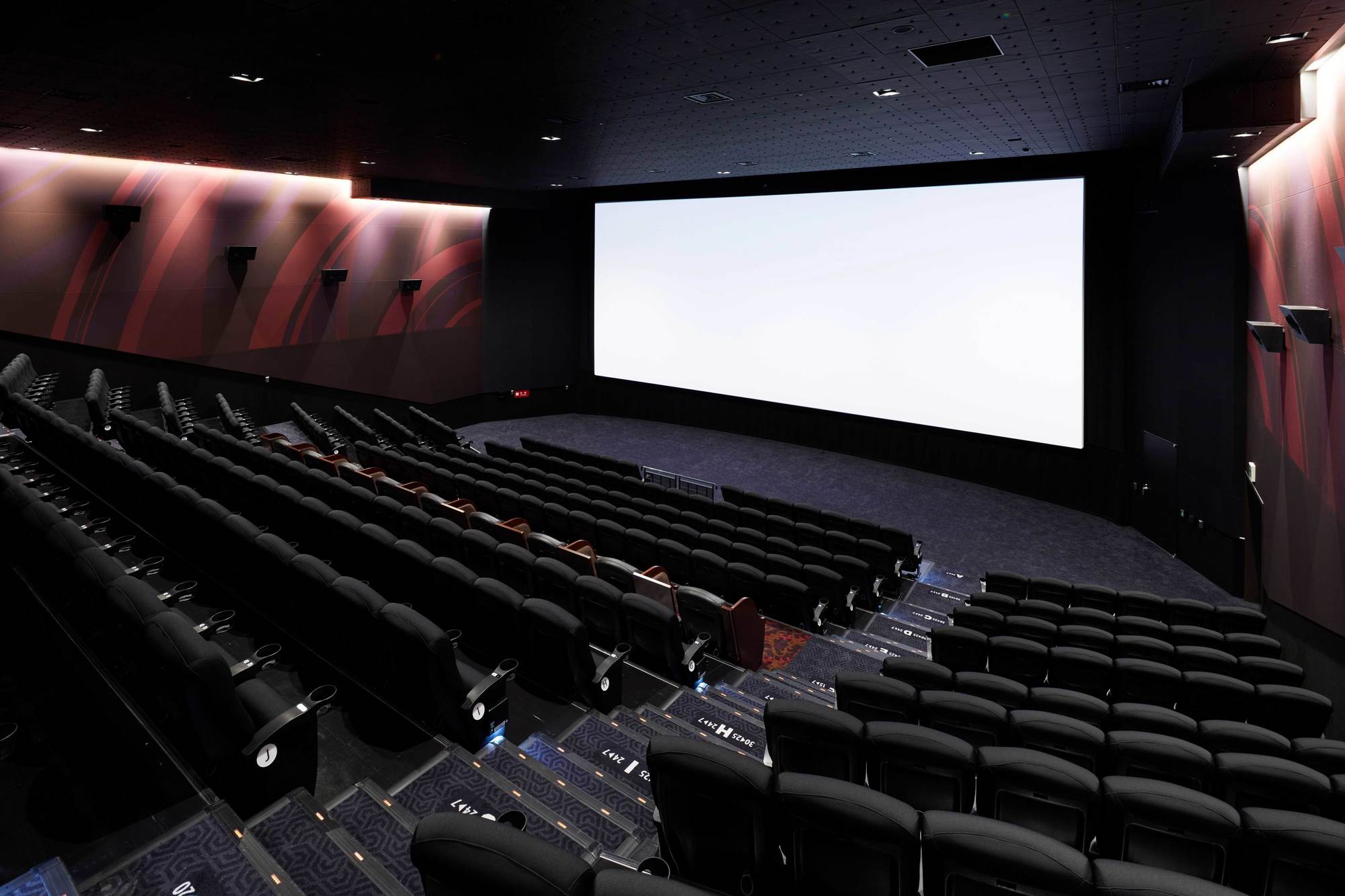 【映画館】うるさい迷惑客がいたらどうする？対処法は？